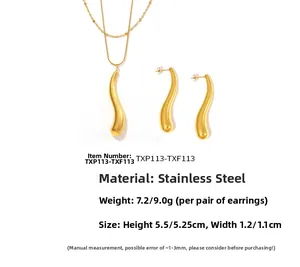 Détail d'un pendentif goutte en acier inoxydable poli et boucles d'oreilles assorties
