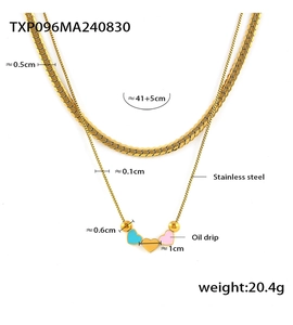 Détail du collier double rang en acier inoxydable avec cœurs colorés émaillés et maille serpent