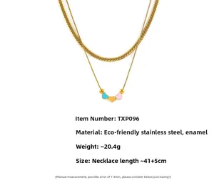 Détail du collier double rang en acier inoxydable doré avec pendentifs cœurs colorés