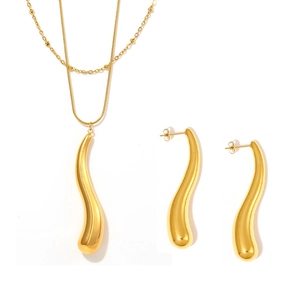 Parure minimaliste avec collier double rang doré et boucles d'oreilles goutte en acier