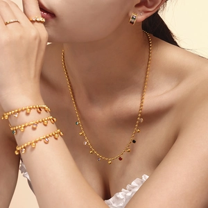 Parure en titane plaqué or 18k avec collier de perles de verre colorées et bijoux assortis