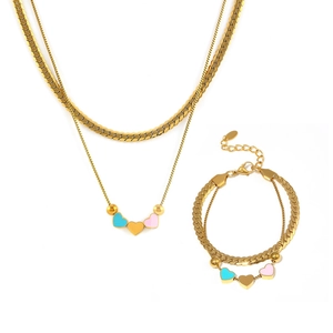 Ensemble collier et bracelet dorés à plusieurs rangs avec pendentifs cœurs en émail coloré