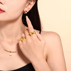 Chic 18k gold plated stainless steel jewelry set with geometric ring and pearl necklace