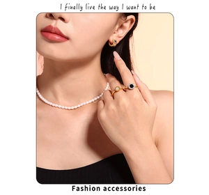 Détail d'une bague en titane plaqué or 18k avec nacre blanche et chiffres romains