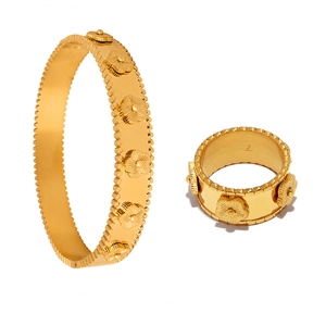 Set di gioielli in acciaio al titanio placcato oro 18k con bracciale e anello a fiori