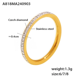 Détails de la bague en acier doré 4mm avec pavage de diamants tchèques étincelants