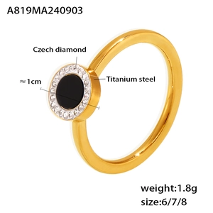 Détail de bague en acier titane doré avec agate noire et incrustation de diamants tchèques