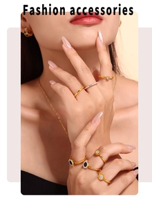 Détail de la bague en acier inoxydable doré avec incrustation de nacre et cristaux