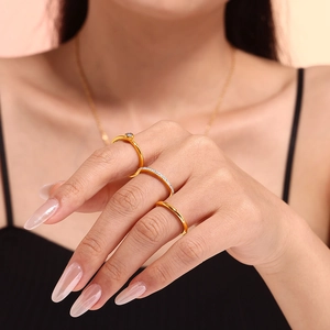 Ensemble de trois bagues empilables plaquées or 18 carats avec nacre blanche et zircone