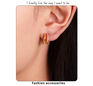 Gros plan de boucles d'oreilles double couche dorées en C avec cristaux de zircone micro-pavé