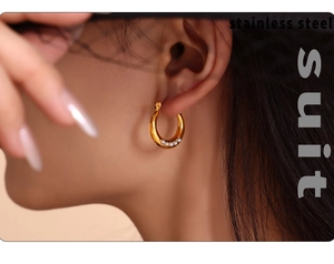 Détail de créoles en forme de C plaquées or 18K avec cinq perles blanches sur mannequin