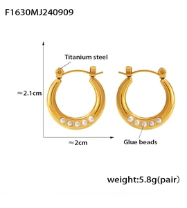 Vue détaillée des créoles en titane plaqué or 18 carats avec perles blanches élégantes