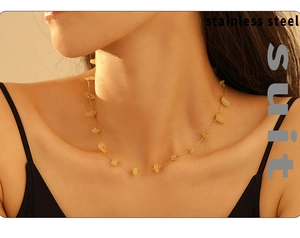 Détail du collier en acier inoxydable doré avec pierres naturelles jaunes pour femme