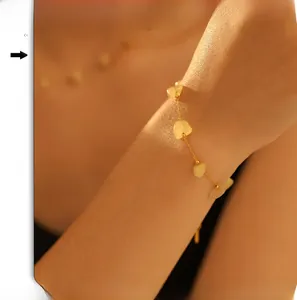 Gros plan détaillé d'un bracelet délicat en or avec des pierres naturelles de quartz jaune