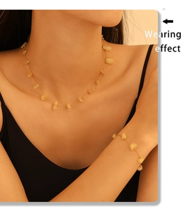 Détails de parure collier et bracelet dorés de style français avec pierres naturelles