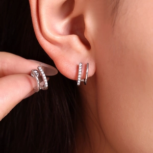 Boucles d'oreilles en argent double couche en forme de C avec oxydes de zirconium