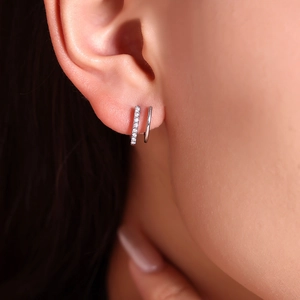 Boucles d'oreilles minimalistes double couche en forme de C avec zircons pavés argentés