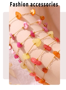 Vue détaillée du collier multicouche en acier inoxydable avec perles de pierre