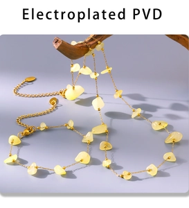 Détail du collier plaqué or PVD avec pierres naturelles sur une branche en bois