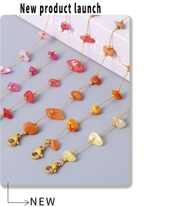 Détail du collier de pierres naturelles en dégradé avec fermoir mousqueton doré