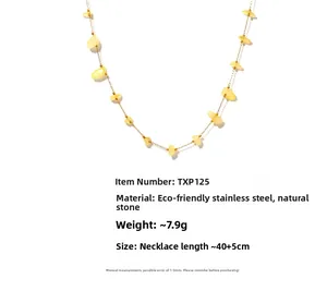 Détail d'un collier en pierre naturelle jaune avec chaîne en acier inoxydable doré