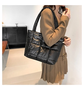 Détail du sac à bandoulière noir matelassé avec texture rembourrée pour le quotidien