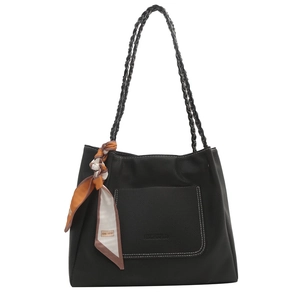 Sac à main en cuir grainé noir avec poignées tressées et foulard en soie décoratif chic