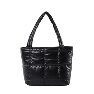 Grand sac cabas noir matelassé en nylon brillant avec bretelles rembourrées pour femme