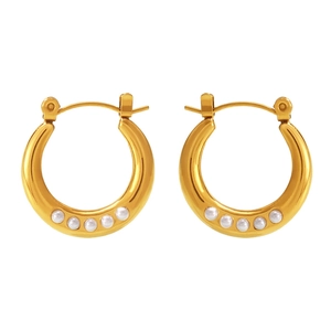 Élégantes boucles d'oreilles créoles dorées 18K avec cinq perles blanches forme en C