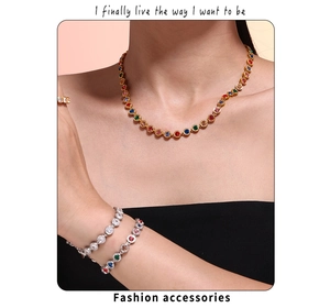 Detalle de un conjunto de collar y pulsera tennis de circonitas de colores en una modelo