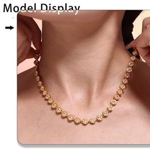 Primer plano de un collar tenis chapado en oro con circonitas blancas en una modelo