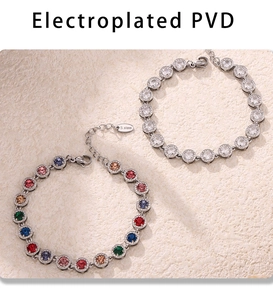 Detalle macro de pulseras de acero inoxidable bañadas en PVD con circonitas 3A de colores