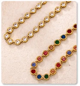 Detalle de collares de tenis chapados en oro con piedras de circón multicolor