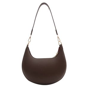 Sac à bandoulière demi-lune marron foncé en cuir lisse avec détails métalliques dorés