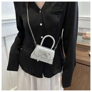 Mini sac à paillettes argentées avec nœud en diamant et bandoulière en chaîne