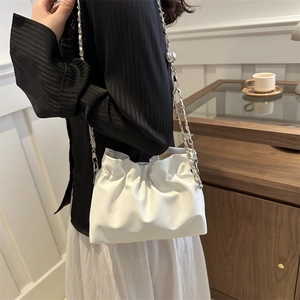 Détail du sac nuage blanc plissé avec bandoulière chaîne et bille de réglage argent