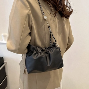 Borsa a secchiello nera arricciata alla moda con catena argento e regolatore a sfera