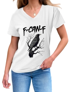 Dettaglio della stampa grafica del corvo e scritta F-CAW-F su t-shirt bianca con scollo a V