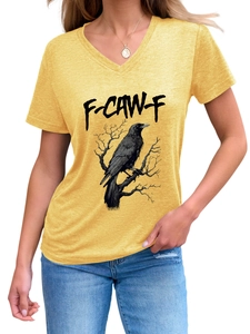 Dettaglio maglietta gialla da donna con scollo a V, grafica aquila e stampa F-CAW-F