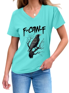 Dettaglio dello scollo a V e della stampa grafica corvo su questa t-shirt in cotone blu