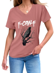 Dettaglio della t-shirt scollo a V rosa polvere con stampa artistica di corvo e ramo
