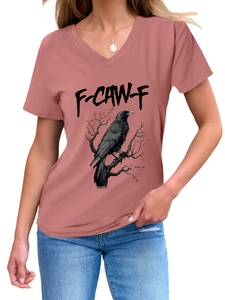 Dettaglio maglietta da donna con scollo a V rosa antico con stampa aquila e F-CAW-F