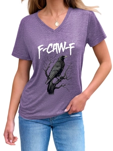 Dettaglio della stampa grafica con corvo e F-CAW-F sulla t-shirt viola con scollo a V