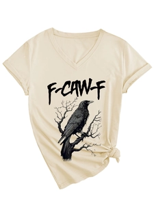 Dettaglio della t-shirt con scollo a V, stampa con aquila e nodo alla moda sull'orlo