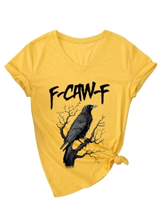 T-shirt gialla con scollo a V, stampa a corvo, design F-CAW-F e nodo frontale alla moda