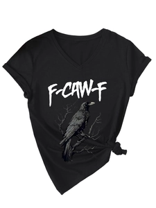 Dettaglio t-shirt nera con scollo a V, stampa grafica corvo e nodo sul fianco