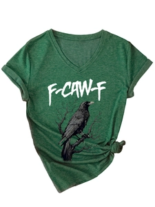 Dettaglio della t-shirt verde scuro con scollo a V, scritta F-CAW-F e stampa corvo