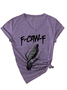 Dettaglio di una t-shirt viola con scollo a V, grafica di corvo e trama della manica