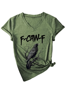 Dettaglio della t-shirt verde con scollo a V, stampa di aquila e nodo decorativo