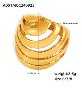Detail van gouden spiraalring van titaniumstaal met 2,6cm breedte en 8,8g gewicht
